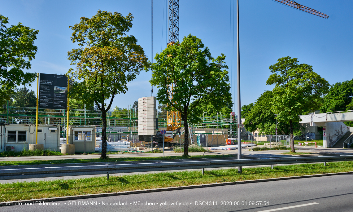 01.06.2023 - Neue Holzwände für das Haus für Kinder in Neuperlach in München